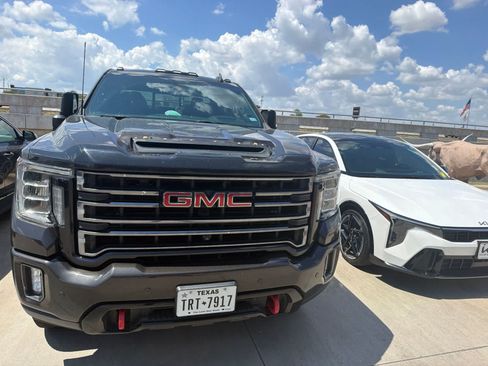 Used 2021 GMC Sierra 2500 AT4 w/ AT4 Premium Plus Package AWD/4WD image 4