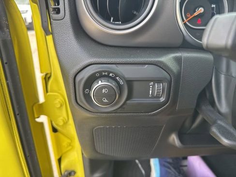 Used 2023 Jeep Gladiator Sport AWD/4WD image 16