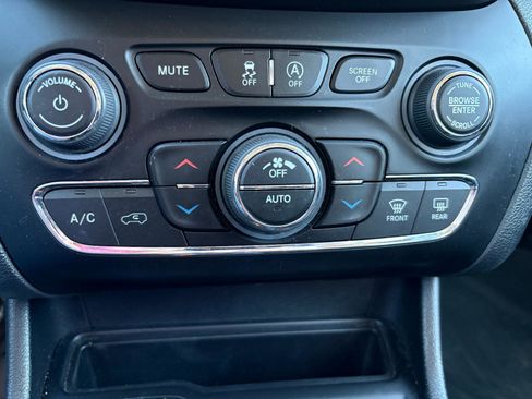 Used 2019 Jeep Cherokee Limited w/ Luxury Group image 27