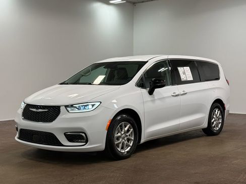 Used 2024 Chrysler Pacifica Touring-L image 28