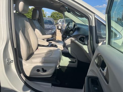 Used 2020 Chrysler Pacifica Touring-L Plus FWD image 14