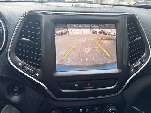 Used 2020 Jeep Cherokee Trailhawk image 24