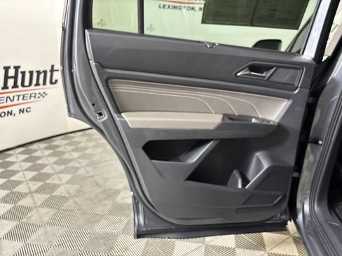 Used 2023 Volkswagen Atlas SE w/ Panoramic Sunroof Package FWD image 22