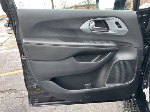 New 2026 Chrysler Pacifica Limited image 23