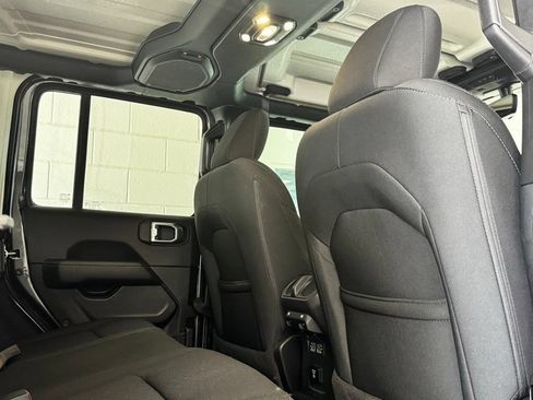 Used 2022 Jeep Wrangler Unlimited Sahara AWD/4WD image 7