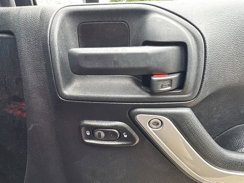 Used 2015 Jeep Wrangler Unlimited Rubicon image 29