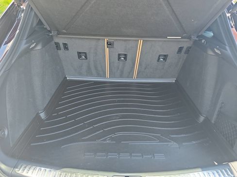 Certified 2025 Porsche Macan AWD/4WD image 22