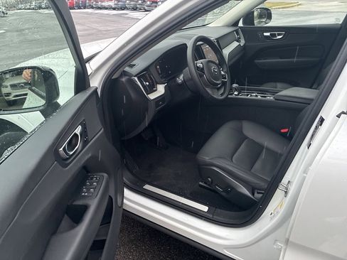 Used 2025 Volvo XC60 B5 Plus image 8