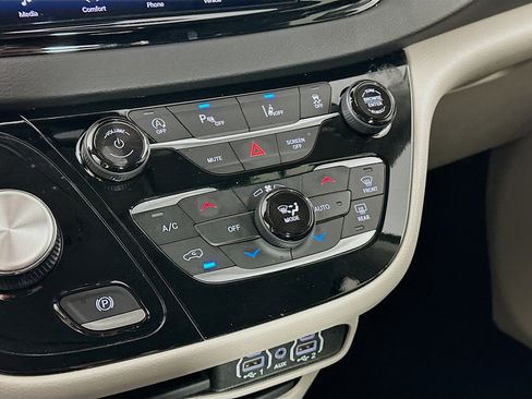 Used 2024 Chrysler Pacifica Touring-L image 23