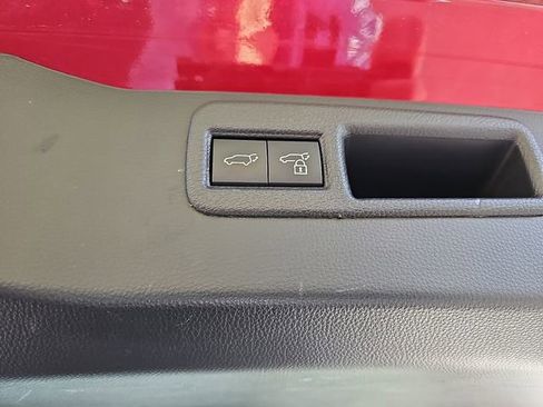 Used 2023 Toyota Venza LE AWD/4WD image 28