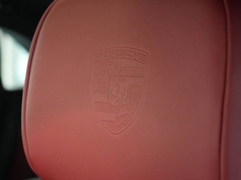 Certified 2025 Porsche Macan AWD/4WD image 34