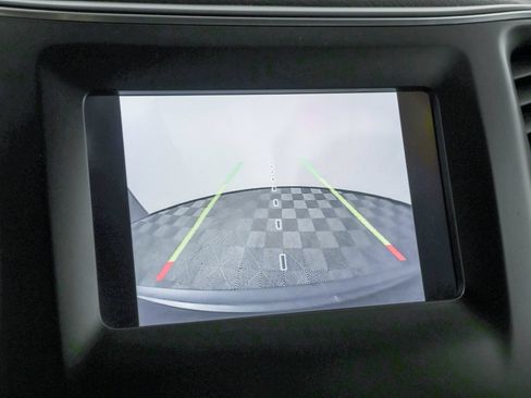 Used 2019 Jeep Cherokee Latitude Plus w/ Cold Weather Group AWD/4WD image 8