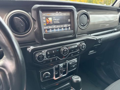 Used 2022 Jeep Gladiator Sport image 25