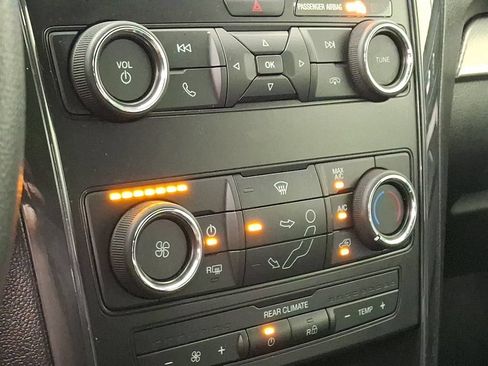 Used 2018 Ford Explorer XLT FWD image 17