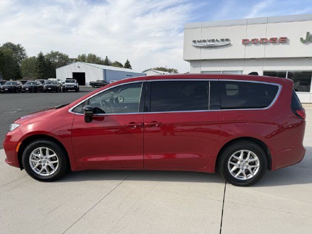 Used 2025 Chrysler Pacifica Select FWD image 5