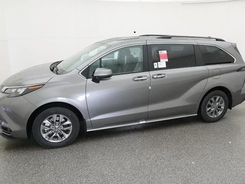 New 2026 Toyota Sienna XLE image 2