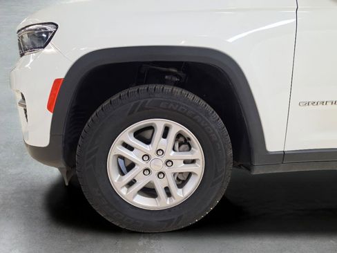 Used 2023 Jeep Grand Cherokee Laredo AWD/4WD image 24