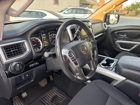 Used 2018 Nissan Titan SV w/ SV Convenience Package RWD image 15