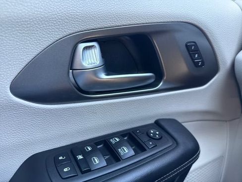 Used 2023 Chrysler Pacifica Touring-L FWD image 29