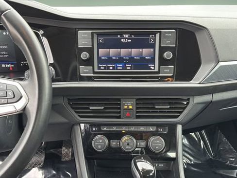 Used 2024 Volkswagen Jetta SE image 10