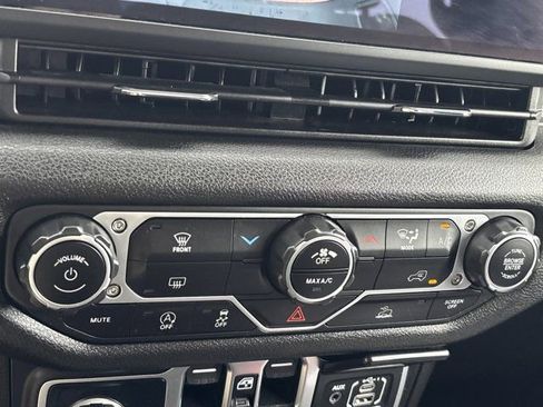 Used 2025 Jeep Gladiator Mojave AWD/4WD image 26