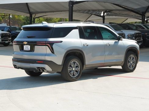 Used 2024 Chevrolet Traverse LT FWD image 5