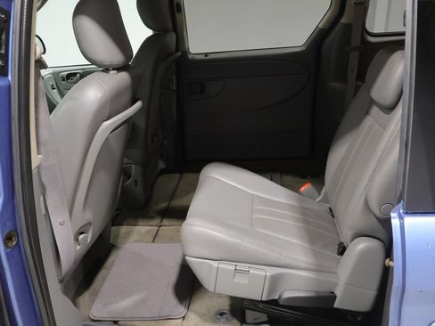 Used 2007 Chrysler Town & Country Touring w/ Leather Interior Group FWD image 18