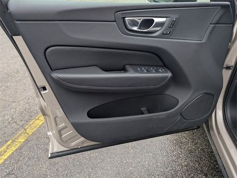 Used 2025 Volvo XC60 B5 Plus image 9