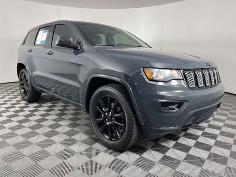 Used 2017 Jeep Grand Cherokee Altitude AWD/4WD image 3