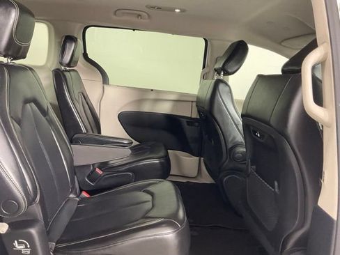 Used 2023 Chrysler Pacifica Touring-L FWD image 20