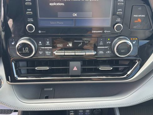 Used 2022 Toyota Highlander XLE AWD/4WD image 18