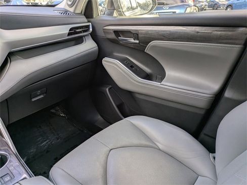 Used 2022 Toyota Highlander Platinum image 18