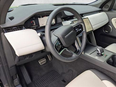 New 2025 Land Rover Discovery Sport Dynamic SE image 3