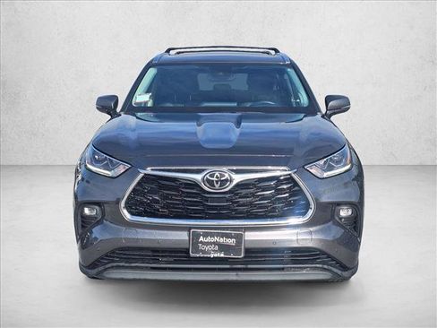 Used 2022 Toyota Highlander Limited image 3