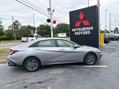 Used 2025 Hyundai Elantra Hybrid FWD image 2
