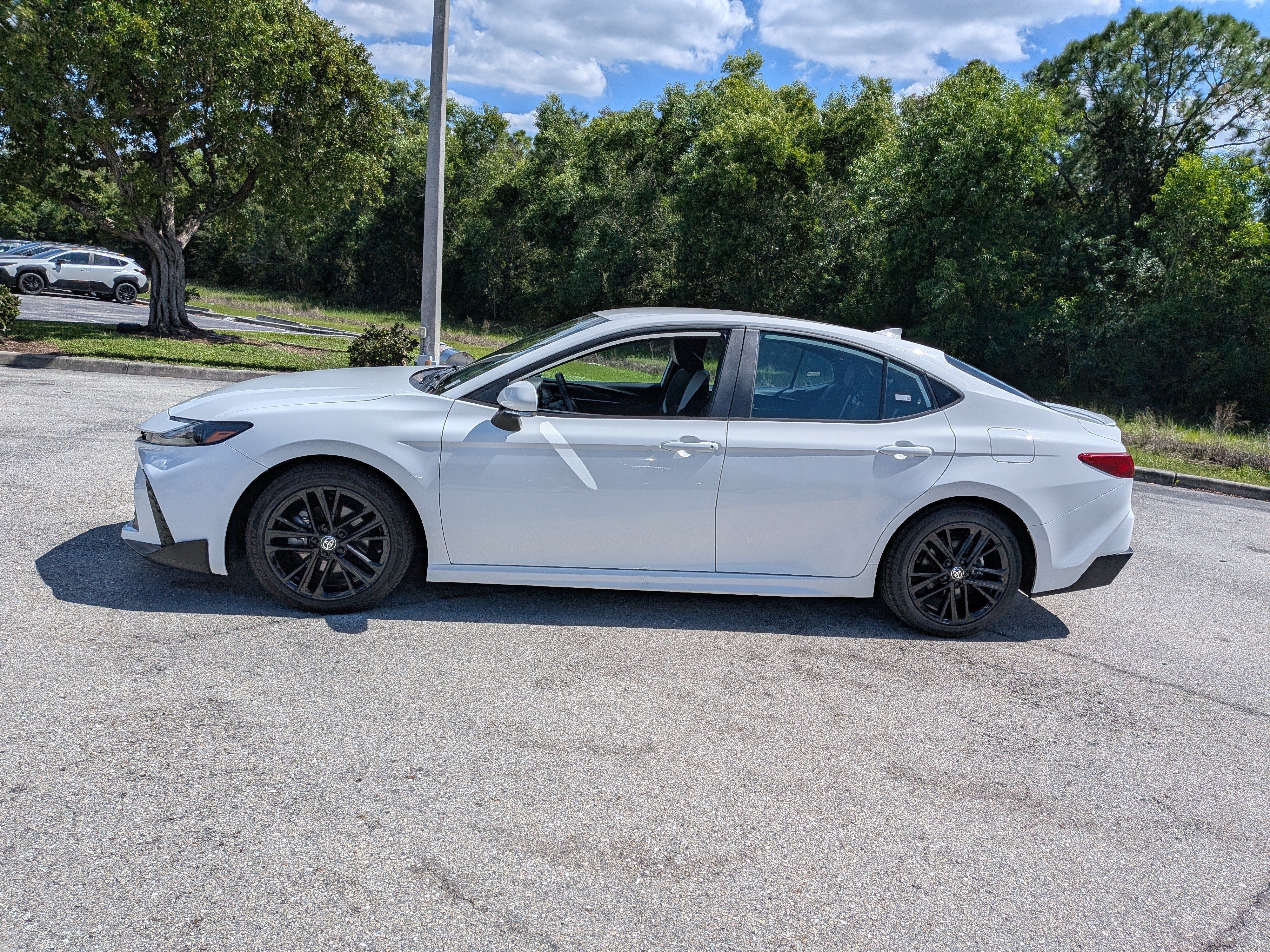 Used 2025 Toyota Camry SE FWD image 7