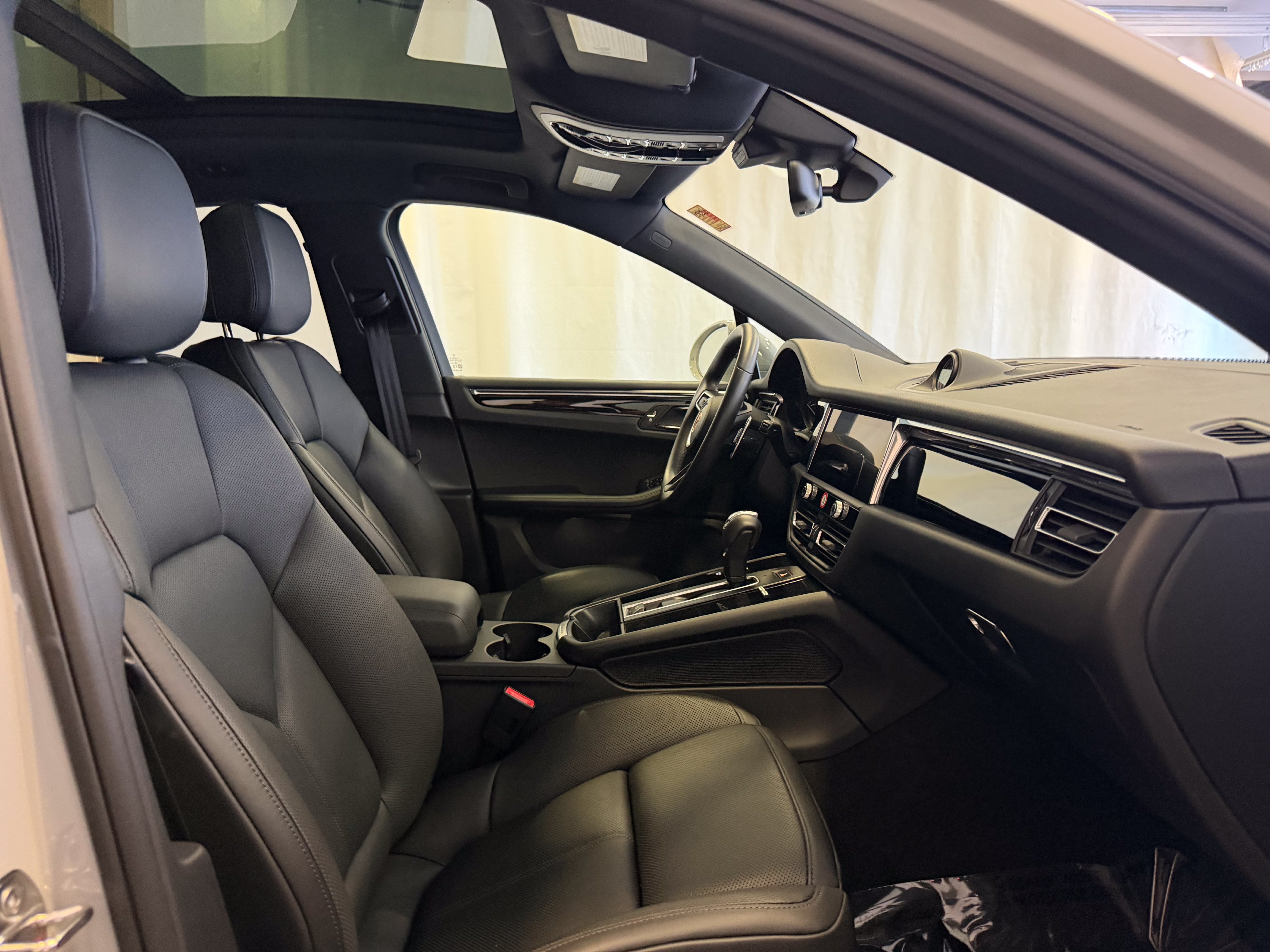 Certified 2026 Porsche Macan AWD/4WD image 16