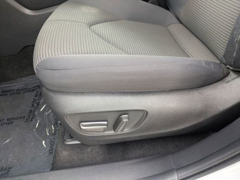 Used 2024 Toyota Highlander LE AWD/4WD image 17