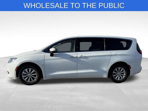 Used 2017 Chrysler Pacifica Touring w/ Tire & Wheel Group FWD image 2