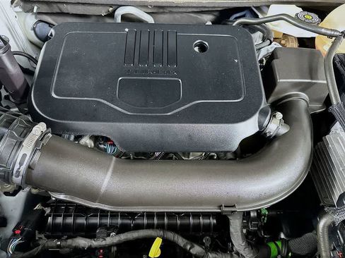 Used 2023 GMC Acadia SLE image 9