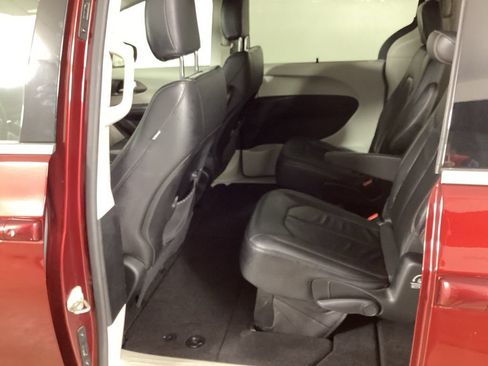 Used 2017 Chrysler Pacifica Touring-L FWD image 27