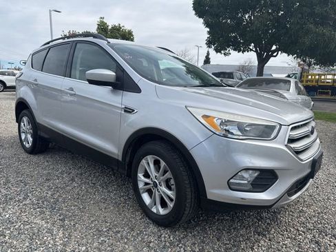 Used 2018 Ford Escape SE w/ SE Sync 3 Package image 4