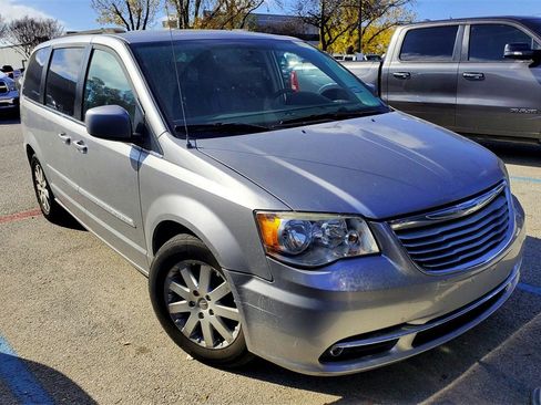 Used 2016 Chrysler Town & Country Touring image 1