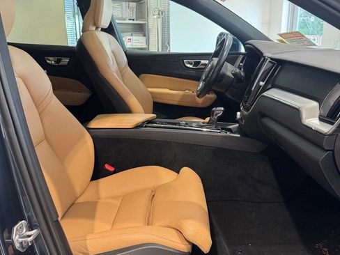 Used 2019 Volvo XC60 T5 Momentum w/ Multimedia Package AWD/4WD image 3