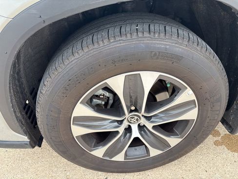 Used 2023 Toyota Highlander XLE image 10