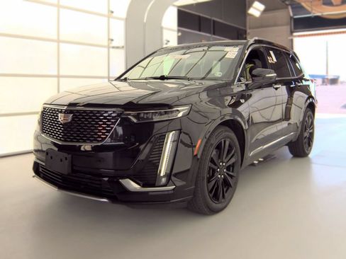 Used 2023 Cadillac XT6 Premium Luxury AWD/4WD image 2