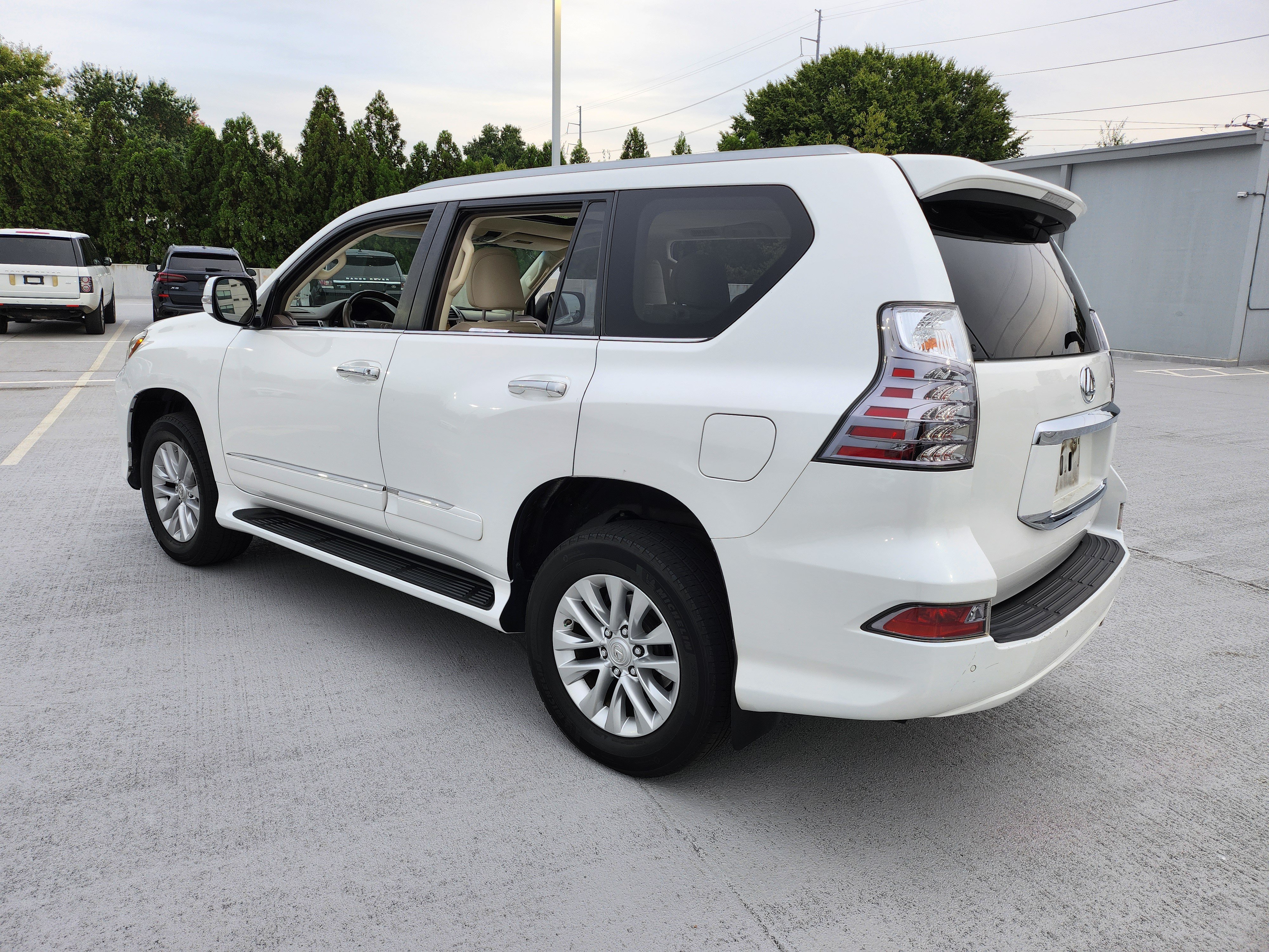 Used 2019 Lexus GX 460 Premium w/ Premium Package AWD/4WD image 3