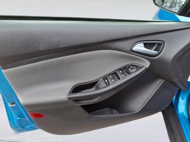 Used 2014 Ford Focus SE w/ SE Winter Package FWD image 11