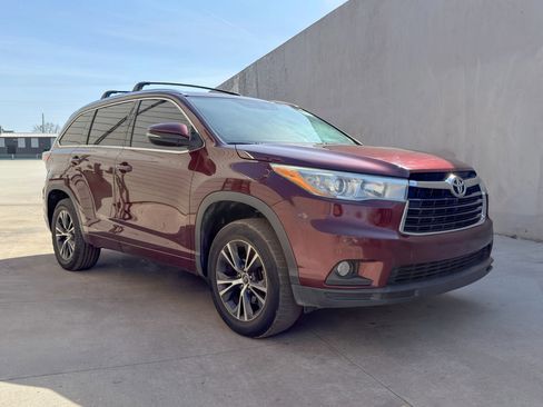 Used 2016 Toyota Highlander XLE image 1