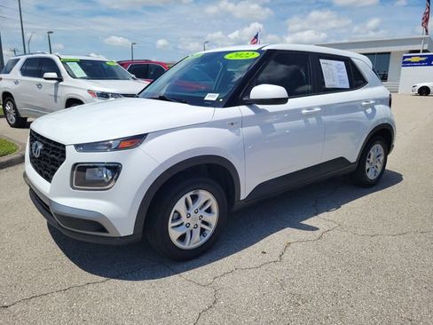 Used 2022 Hyundai Venue SE w/ Cargo Package FWD image 2